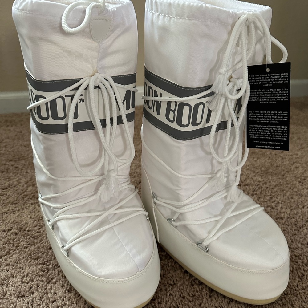 Worn one time Moon Boot logo drawstring boots
Size: 39/41, US Size: 7/8.5